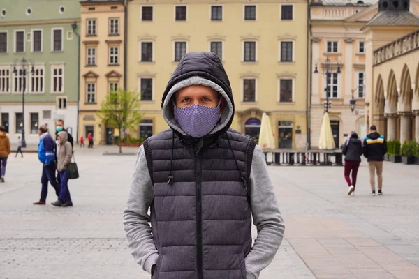 Krakau Polen 2020 Menschen Gehen Medizinischen Masken Auf Dem Zentralen — Stockfoto