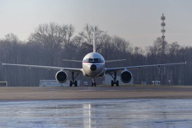 Krakow, Polonya 04.01.2019: Airplane Airbus A320 havaalanında. 2020 sayılı uçuşların iptali ya da devam etmesi, salgın ve karantina. İnsanları evlerine döndürmek, turist uçuşları, tatil ve dinlenme konsepti.