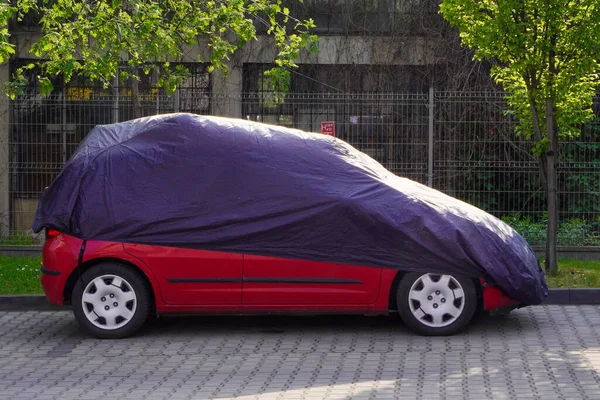 Voiture Est Enveloppée Dans Couvercle Précipitations Saleté Matériau Protection Position — Photo