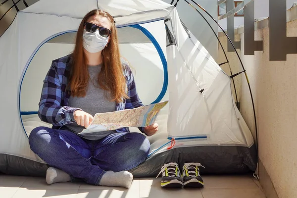 Mädchen Hemd Jeans Sonnenbrille Und Schutzmaske Sitzen Zelt Und Schauen — Stockfoto