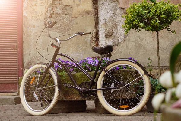 Современный Черный Городской Велосипед Стоит Рядом Кроватью Фиолетовых Цветов Деревом — стоковое фото