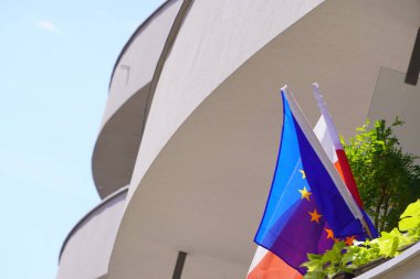 Avrupa Birliği bayrağı mavi ve Polonya bayrağı beyaz. Bayramlar için apartman binalarının balkonlarına bayraklar asılıyor. 2 Mayıs, 11 Kasım, bağımsızlık veya işçilik