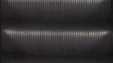 Yürüyen merdivenler yükseliyor. Engelli insanların hareket etmesine yardımcı olan aletler. Boş hareket eden merdivenleri yakından çek. Modern yürüyen merdiven, kapalı alanda hareket eder..