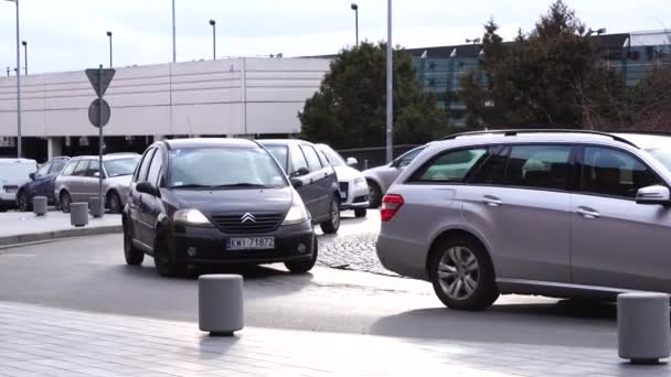 Ruch Uliczny Wąskiej Ulicy Dużo Samochodów Drodze Korki Mieście Samochody — Wideo stockowe