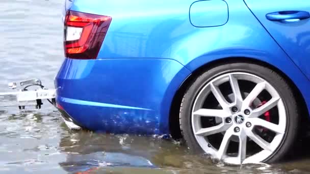 Auto Blu Sta Con Ruote Fino Paraurti Acqua Chiudi Caricamento — Video Stock