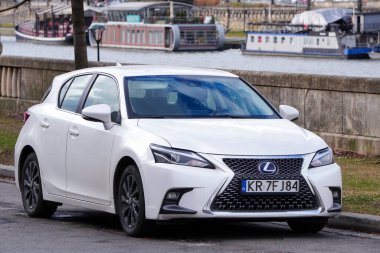 Krakow, Polonya 23.02.2020: Beyaz Lexus CT hatchback bir şehir caddesinde pahalı Japon lüks arabası. Yola park ediyorum. Şehirde trafik vardı..