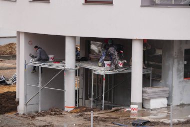 Bir yerleşim yerinin inşaat ve inşaat alanındaki yeni bina. Çimento desteğinin prefabrik formlarda oluşması. modern yapı ve yapı iskelesi - 22.02.2020 Krakow, Polonya