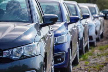 Benzer mavi arabalar bir otoparkta ya da pazarda satışta. Yan aynalara bakın, bayilik. Yeni araba satışları. Komisyondan bir araba alıyoruz. Küresel otomobil endüstrisi krizi