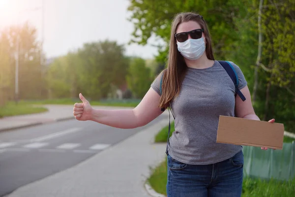 Ein Mädchen Grauem Shirt Jeans Sonnenbrille Und Medizinischer Maske Mit — Stockfoto