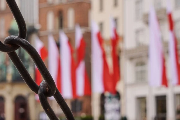 Bandeiras Vermelhas Brancas Polonesas Borradas Cidade Velha Frente Prédio Dia — Fotografia de Stock