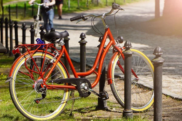 Vélo Rouge Vif Tient Clôture Dans Parc Verdoyant Par Une — Photo