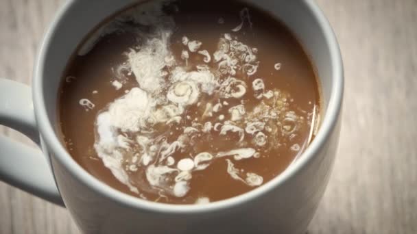 Process Att Blanda Svart Kaffe Och Mjölk Vit Kopp Dricka — Stockvideo