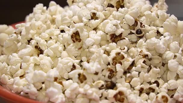 Zbliżenie Popcornu Ruchu Popcorn Wiruje Brązowym Talerzu Robiąc Popcorn Domu — Wideo stockowe