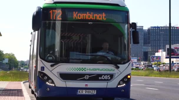 在一个阳光灿烂的日子里 现代沃尔沃混合动力城市的公共汽车从终点站开出 交通运输中的无害生态技术 减少有害物质向大气的排放 波兰克拉科夫2020年5月18日 — 图库视频影像