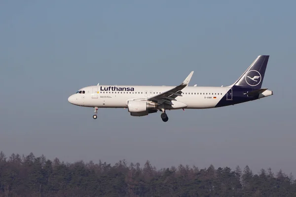 Avião Lufthansa Airbus A320 Fundo Céu Azul Cancelamento Retomada Voos — Fotografia de Stock