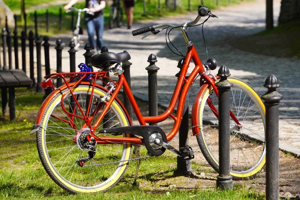 Vélo Rouge Vif Tient Clôture Dans Parc Verdoyant Par Une — Photo