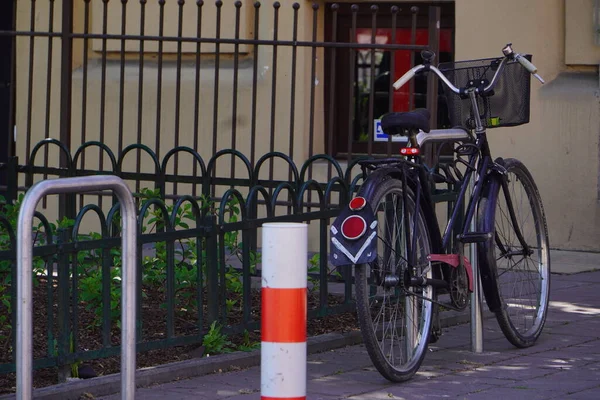 Один Старый Велосипед Прикреплен Металлической Конструкции Парковки Велосипедов Скутеров Экологического — стоковое фото