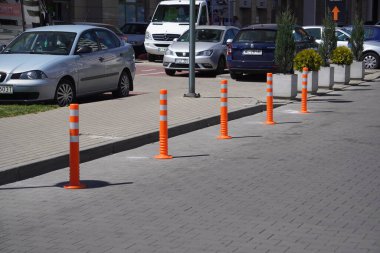 Otopark ve yollarda seyahat sınırlamaları, işaretler ve direklerle. Trafik kuralları, trafik güvenliği, yol turu. Parlak turuncu mandallar... 05.18.2020 Krakow. Polan
