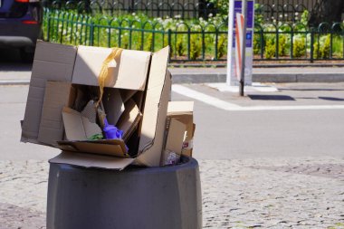 İnşaat konteynırında büyük miktarlarda çöp karıştırılmış. Sıralama, sıfır atık. İkinci el boşluk. Karışık malzeme arkaplanı Krakow, Polonya 05.01.2019 geri dönüşümü