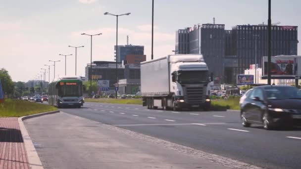 在阳光明媚的日子里 城市混合公交沃尔沃沿着一条多车道的道路行驶 交通运输中的无害生态技术 减少有害物质向大气的排放 波兰克拉科夫2020年5月18日 — 图库视频影像