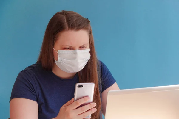 Frau Medizinischer Maske Arbeitet Während Der Quarantäne Aufgrund Des Coronavirus — Stockfoto