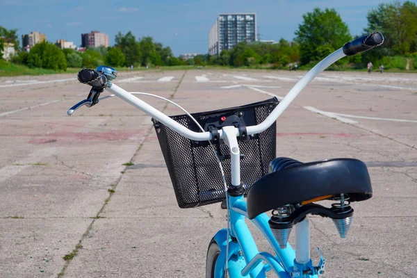 Bicicleta Azul Cidade Com Uma Cesta Para Alimentos Coisas Rua — Fotografia de Stock