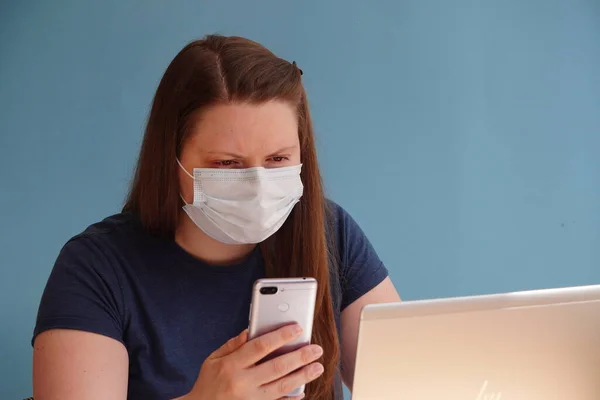 Frau Medizinischer Maske Arbeitet Während Der Quarantäne Aufgrund Des Coronavirus — Stockfoto