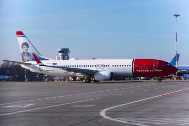 Norveçli uçak Boeing 737-800 havaalanında. 2020 sayılı uçuşların iptali ya da devam etmesi, salgın ve karantina. İnsanları evlerine döndürmek, turist uçuşları. Krakow, Polonya 04.01.2019