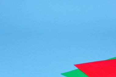 Renkli kağıt yeşil ve kırmızı arka planda. Hobiler ya da çocuklarla yaratıcılık, kopyalama alanı olan düz alan. ÇEVİR