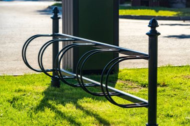 Ofis binasının yakınındaki caddede park bisikletleri için siyah boş modern ekipman, boş alan. Motorlar için metal park yeri.