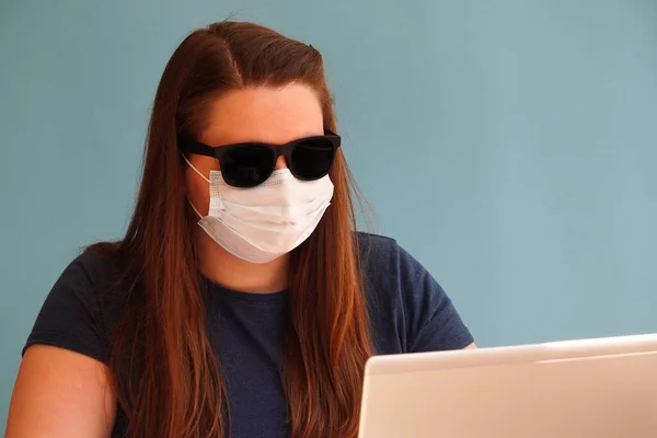 Frau Medizinischer Maske Arbeitet Während Der Quarantäne Wegen Coronavirus Hause — Stockfoto
