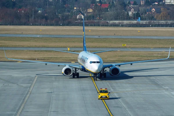波兰克拉科夫 2019年12月20日 Ryanair波音737 800正在机场准备飞行 该船只在飞行前的服务 飞往其他国家 旅行和公务旅行 — 图库照片