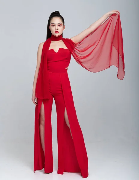 Salgın Korku COVID-19Ben de dünyayı dolaşıyorum. Ben de korkuyorum. Ortaçağ karanlığına dalma. Savaşmaya hazırım. Gözlerim bağlı. Kırmızı eşarp. Gözlerimi bağlayan kız. Gözleri kapalı bir kız