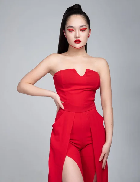 Salgın Korku COVID-19Ben de dünyayı dolaşıyorum. Ben de korkuyorum. Ortaçağ karanlığına dalma. Savaşmaya hazırım. Gözlerim bağlı. Kırmızı eşarp. Gözlerimi bağlayan kız. Gözleri kapalı bir kız