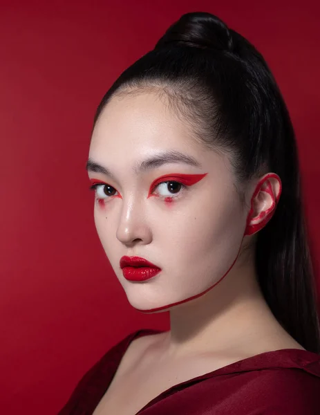 COVID-19Ben de dünyayı dolaşıyorum. Ben de korkuyorum. Ortaçağ karanlığına dalma. Savaşmaya hazırım. Gözlerim bağlı. Kırmızı eşarp. Gözlerimi bağlayan kız. Gözleri kapalı bir kız