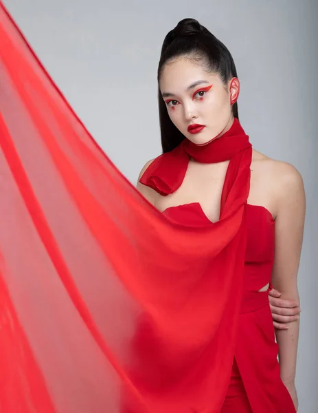 Salgın Korku COVID-19Ben de dünyayı dolaşıyorum. Ben de korkuyorum. Ortaçağ karanlığına dalma. Savaşmaya hazırım. Gözlerim bağlı. Kırmızı eşarp. Gözlerimi bağlayan kız. Gözleri kapalı bir kız