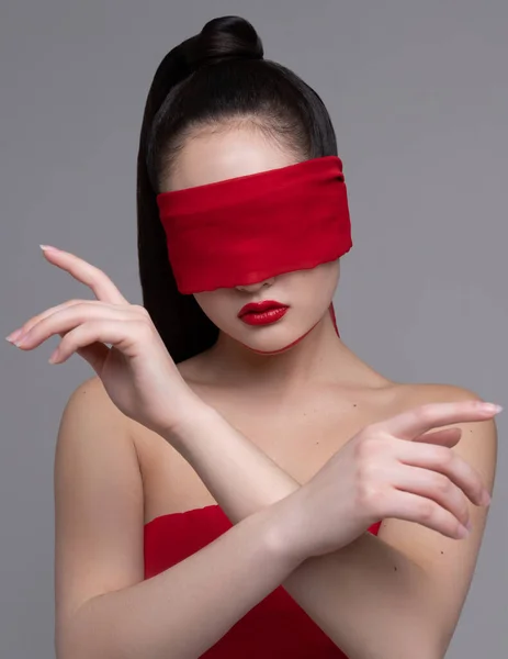 Salgın Korku COVID-19Ben de dünyayı dolaşıyorum. Ben de korkuyorum. Ortaçağ karanlığına dalma. Savaşmaya hazırım. Gözlerim bağlı. Kırmızı eşarp. Gözlerimi bağlayan kız. Gözleri kapalı bir kız