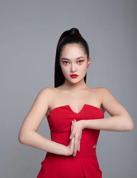 Salgın Korku COVID-19Ben de dünyayı dolaşıyorum. Ben de korkuyorum. Ortaçağ karanlığına dalma. Savaşmaya hazırım. Gözlerim bağlı. Kırmızı eşarp. Gözlerimi bağlayan kız. Gözleri kapalı bir kız