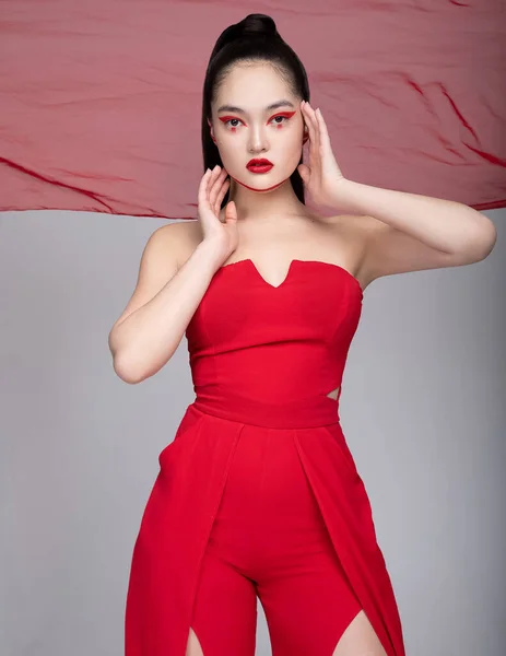 Salgın Korku COVID-19Ben de dünyayı dolaşıyorum. Ben de korkuyorum. Ortaçağ karanlığına dalma. Savaşmaya hazırım. Gözlerim bağlı. Kırmızı eşarp. Gözlerimi bağlayan kız. Gözleri kapalı bir kız