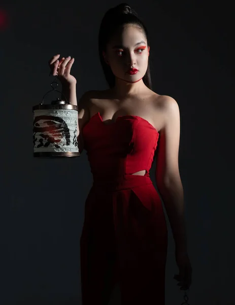 Salgın Korku COVID-19Ben de dünyayı dolaşıyorum. Ben de korkuyorum. Ortaçağ karanlığına dalma. Savaşmaya hazırım. Gözlerim bağlı. Kırmızı eşarp. Gözlerimi bağlayan kız. Gözleri kapalı bir kız