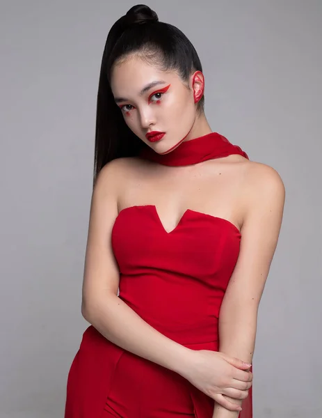 Salgın Korku COVID-19Ben de dünyayı dolaşıyorum. Ben de korkuyorum. Ortaçağ karanlığına dalma. Savaşmaya hazırım. Gözlerim bağlı. Kırmızı eşarp. Gözlerimi bağlayan kız. Gözleri kapalı bir kız