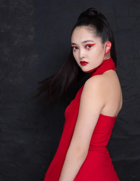 Salgın Korku COVID-19Ben de dünyayı dolaşıyorum. Ben de korkuyorum. Ortaçağ karanlığına dalma. Savaşmaya hazırım. Gözlerim bağlı. Kırmızı eşarp. Gözlerimi bağlayan kız. Gözleri kapalı bir kız