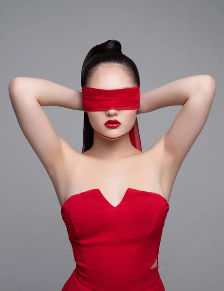 Salgın Korku COVID-19Ben de dünyayı dolaşıyorum. Ben de korkuyorum. Ortaçağ karanlığına dalma. Savaşmaya hazırım. Gözlerim bağlı. Kırmızı eşarp. Gözlerimi bağlayan kız. Gözleri kapalı bir kız