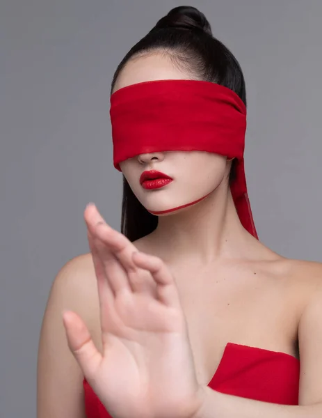 Salgın Korku COVID-19Ben de dünyayı dolaşıyorum. Ben de korkuyorum. Ortaçağ karanlığına dalma. Savaşmaya hazırım. Gözlerim bağlı. Kırmızı eşarp. Gözlerimi bağlayan kız. Gözleri kapalı bir kız