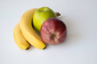 Beyaz arkaplanda yeşil ve kırmızı elma seti