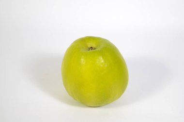 Beyaz arkaplanda yeşil elma