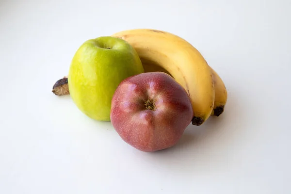 Beyaz arkaplanda yeşil ve kırmızı elma seti