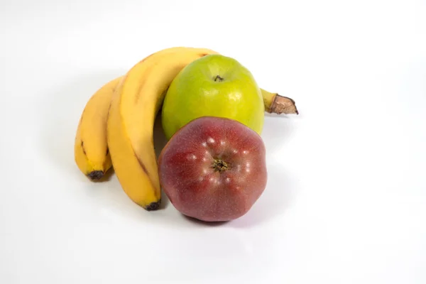 Beyaz arkaplanda yeşil ve kırmızı elma seti