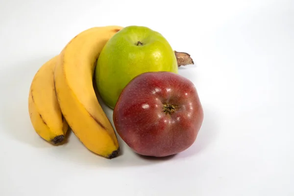 Beyaz arkaplanda yeşil ve kırmızı elma seti