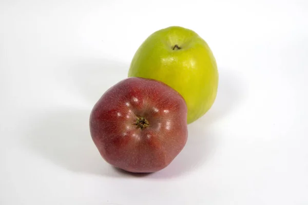 Beyaz arkaplanda kırmızı yeşil elma